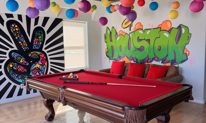 Greenway Plaza-Upper Kirby House | Artsy, Unique, Cozy ★ Rooftop Terrace ★ Pool Table