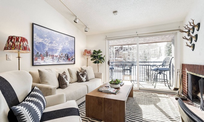 Aspen Condo | Aspen Mtn View. Convenient To Mtn & Town. Parking/Wood FP/Balcony/W&D