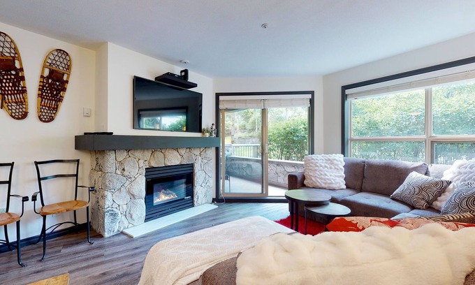 Upper Village Apartment | ASPENS 132 | Prime Ski-In/Out Location! | 2BDR Luxury Condo | Pool & Hot Tub