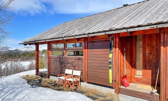 Al House | At 1000 meters above sea level, this cozy cottage welcomes you with a view of Reineskarvet.