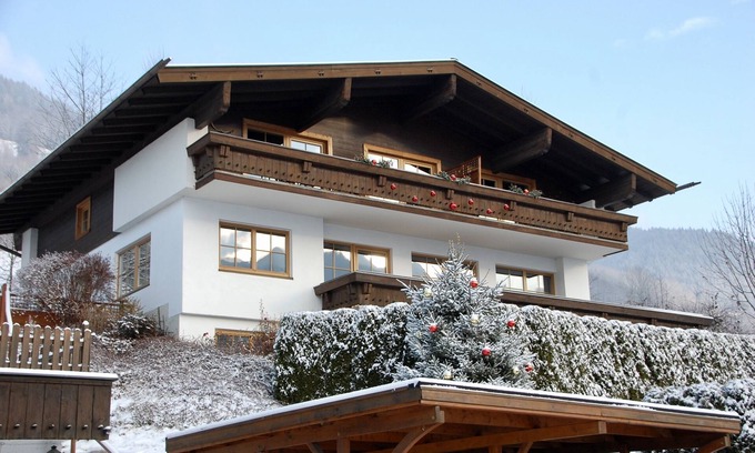 Bruck an der Grossglocknerstrasse Apartment | Spacious apartment with private garden & mountain views - minutes to ski slopes