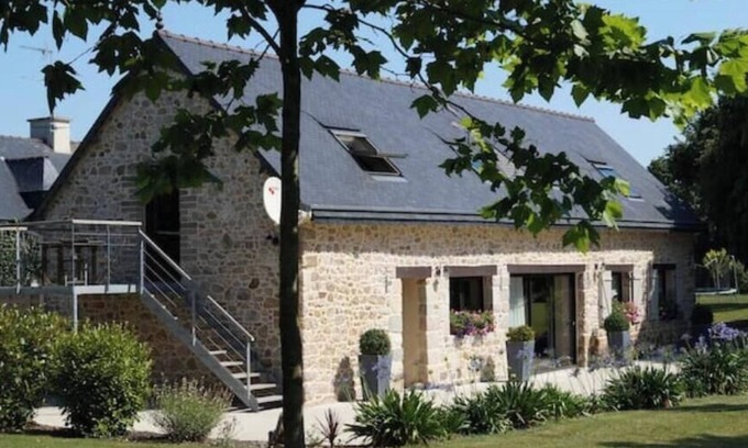 Pommerit-le-Vicomte Villa | At the edge of the wood