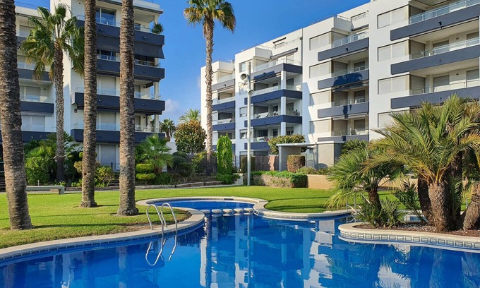 Torredembarra Apartment | AT142 Nova Torredembarra: Apartamento con una zona comunitaria con piscina y jardín