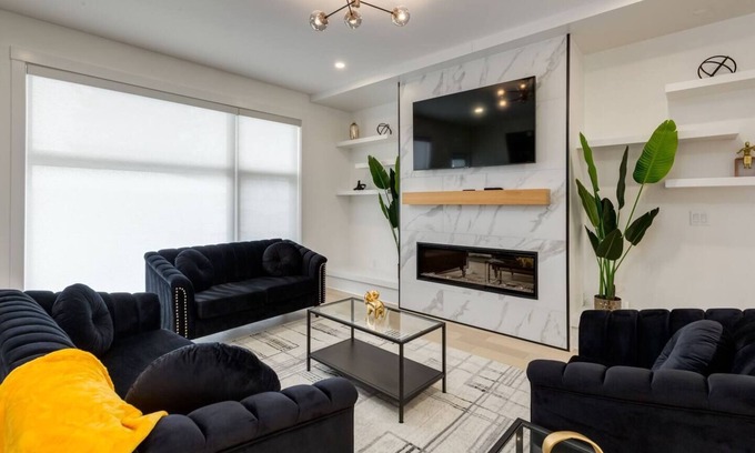 Banff Trail House | "Athena" Near UofC and Trans Canada Highway!