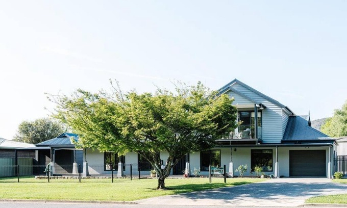 Porepunkah House | Athlete's Retreat - 21A Service Street