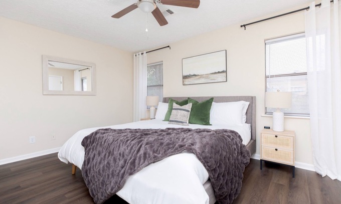 Perry House | AtHome+1 Stay | 3BR Pet Friendly | Perry Fair