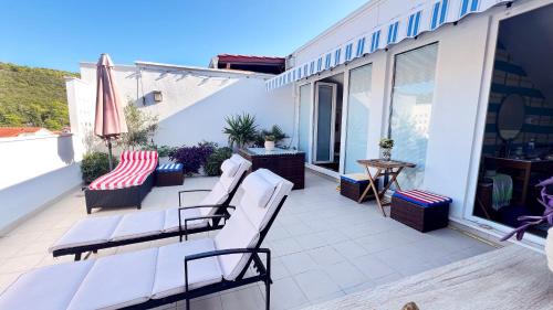 Necujam Apartment | Attico "NIDO" a 50m dal mare con terrazzo grande - un'oasi di pace e bellezza