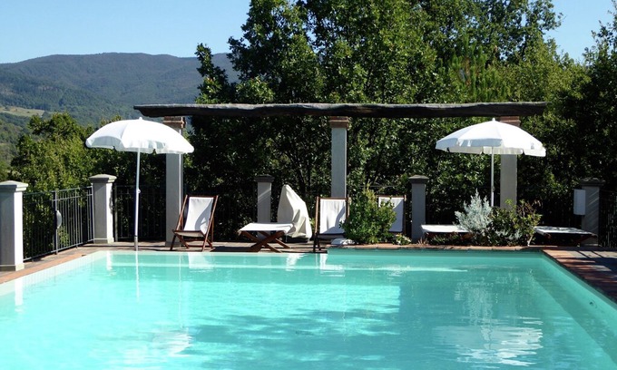 Montecarelli House | Attractive apartment in farmhouse with pool in beautiful surroundings