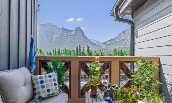 Canmore Apartment | Attractive Downtown Loft | Sleeps 6 | Hot Tub & Mountains Views!