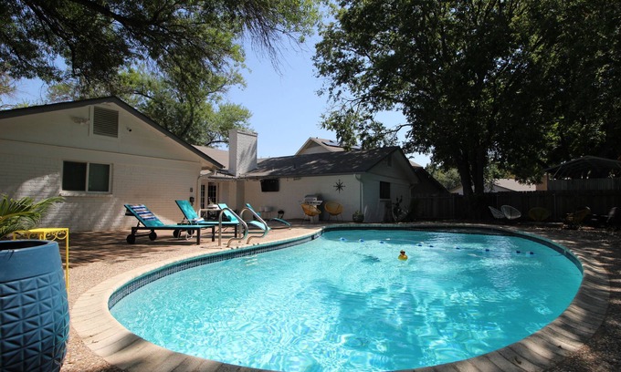 North Austin Civic Association House | ATX house & pool - minutes from 6th/UT/Q2/Domain
