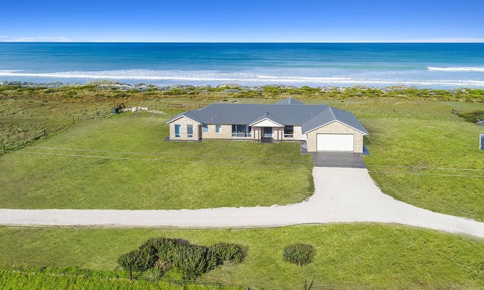 Eight Mile Creek House | "ON THE BEACH " LUXURIOUS ACCOMMODATION