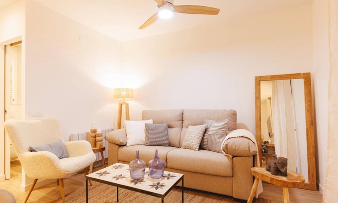 Old Town Apartment | Auriga - Holiday Apartment Rental Girona | Bravissimo