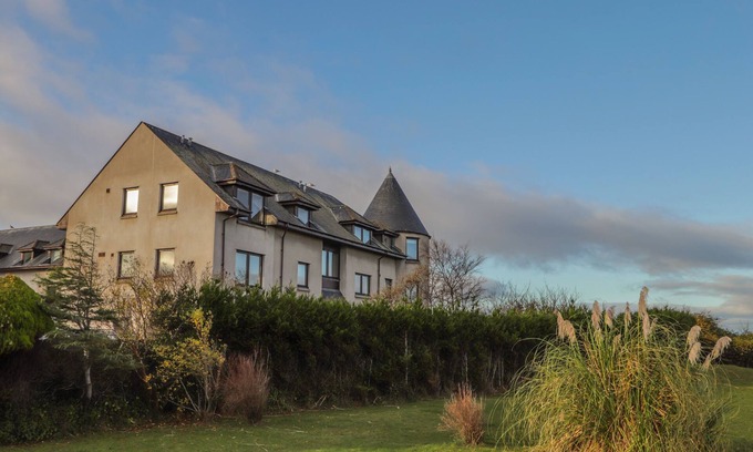 Findhorn Cottage | AURORA VIEW, character holiday cottage, with a garden in Findhorn