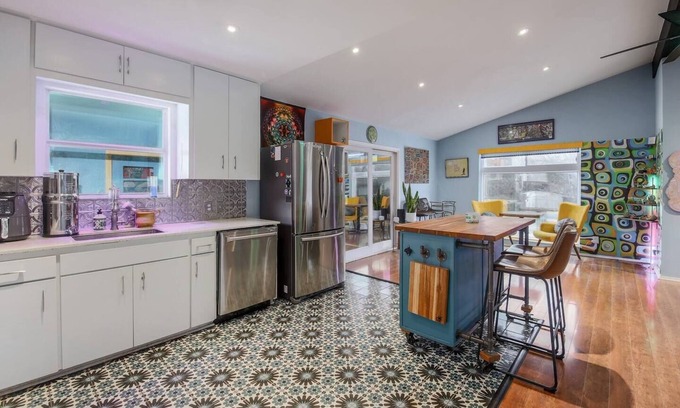 South Manchaca House | Austin Art House- Pet Friendly-Hot Tub! Close2-DT!
