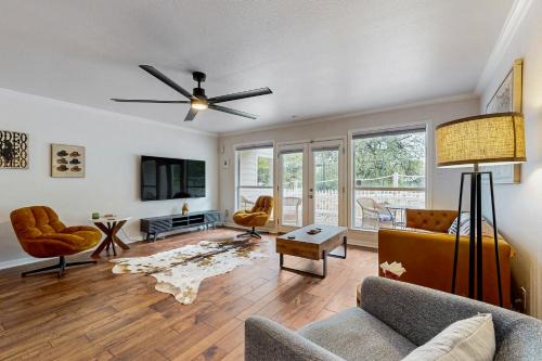 Riverside Apartment | Austin Lakeside Getaway