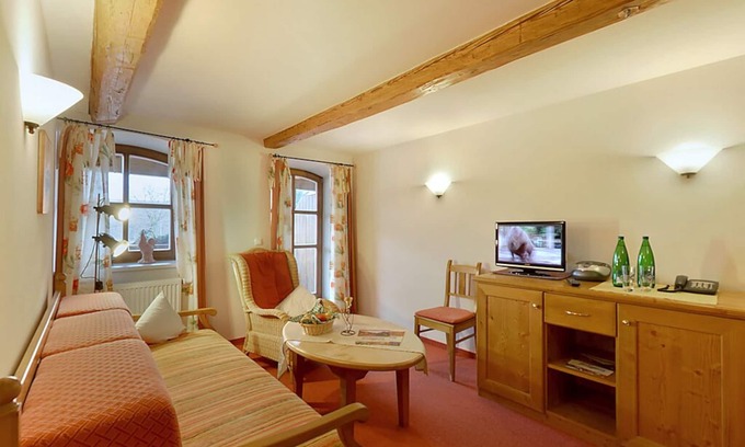 Bad Birnbach Apartment | Austrags-Suite | Liebevoll eingerichtete Suite mit Balkon im 1.OG