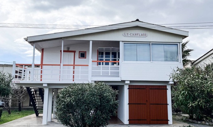 Gruissan Plage Ski Chalet | Authentic Gruissan chalet, 6 people, electric car socket