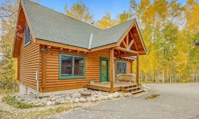 Tabernash Cabin | Authentic log cabin, large yard, private HT