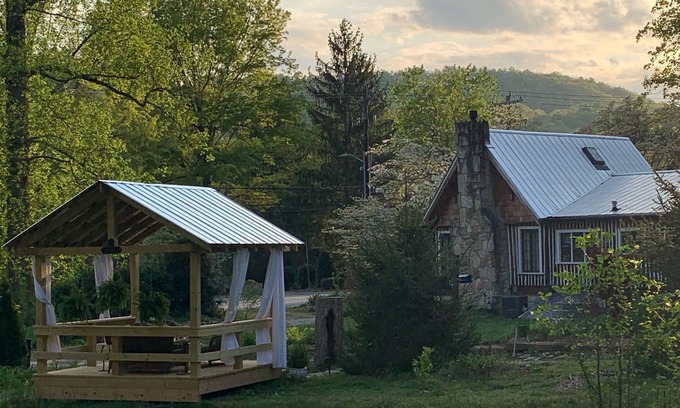 Druid Hills Cabin | Authentic NC Log Cabin~Pond View~Hot Tub~FRESH EGGS