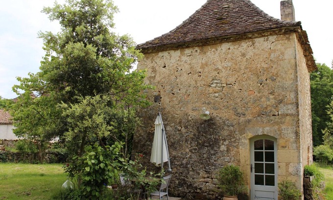 Monsac Cottage | Authentic Stay at the Pigeonnier with Wifi and Parking