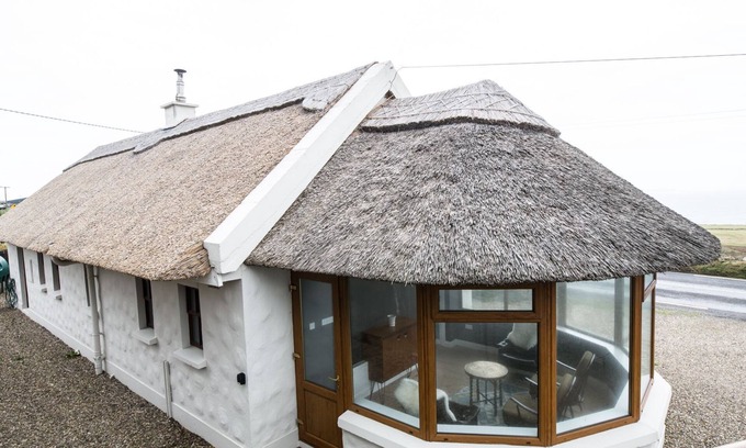 Doolin Cottage | Authentic Thatched Cottage with great views near Cliffs of Moher