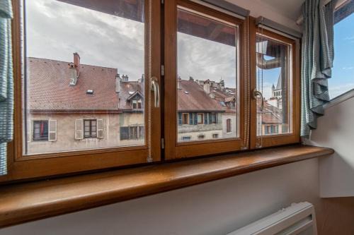 Annecy Old Town Apartment | Authentique Furnished flat