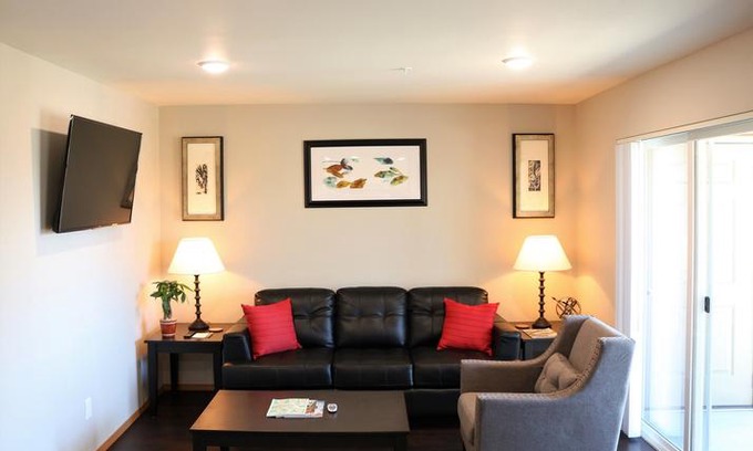 Airway Heights Apartment | Autumn Leaf Furnished Apartments