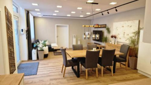 Hammerschmiede Apartment | AUXBRG - 4 Zimmer, XL Terrasse, 65 Zoll TV, PS4