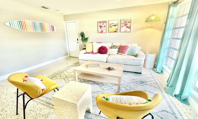 Palm Beach Gardens House | AVAILABLE DEC.! ~ 4 miles to BEACH ~ WALK to Shops, Restaurants; Pet Friendly!