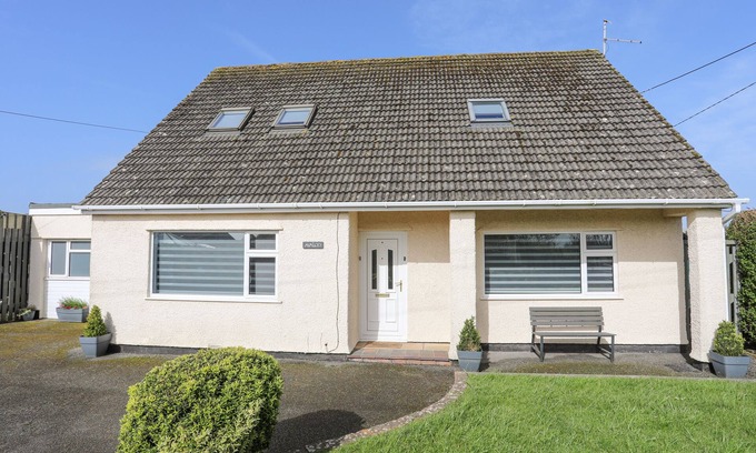 Bryngwran House | AVALON - BRYNGWRAN, pet friendly, with a garden in Llanfaelog