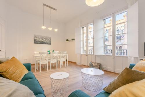 Historical Center Apartment | Avanti La Campana, con un balcón que te enamorará del ambiente de Sevilla