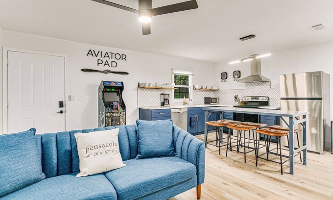 South Pensacola House | Aviator Pad: Walk Downtown from this Coastal Bungalow w/Pet-Friendly Backyard
