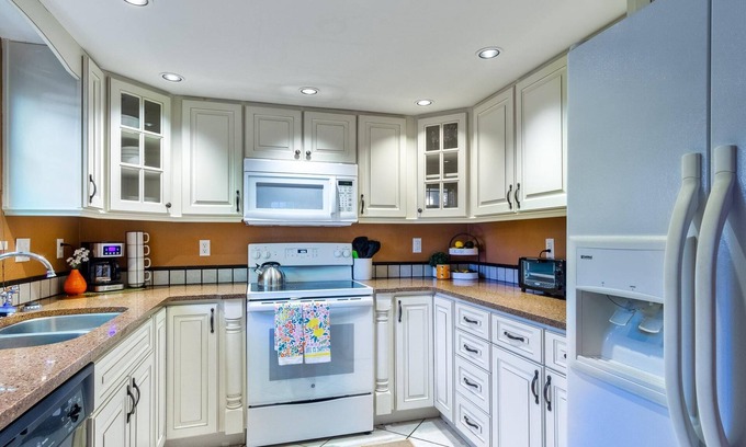 Avondale House | ~Avondale Aviary Sleeps 6 8 Miles to Stadium~