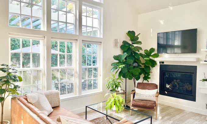 Jacksonville House | Award Winning Britt Bungalow in the Historical Heart of Jacksonville Oregon