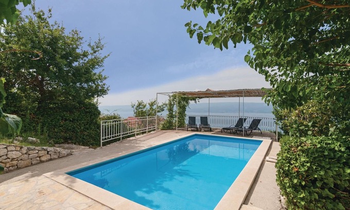 Dugi Rat Apartment | Awesome apartment in Duce with WiFi