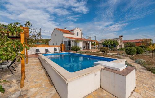 Velim House | Awesome Home In Krkovic With Sauna