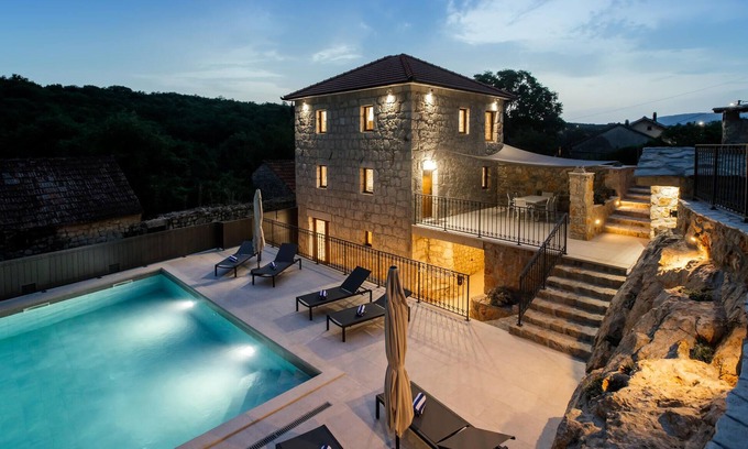 Zmijavci House | Awesome home in Zmijavci with WiFi