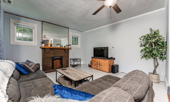 Morgantown House | Awesome House, 5 minutes to DT, 2 miles to Stadium and Ruby Memorial!