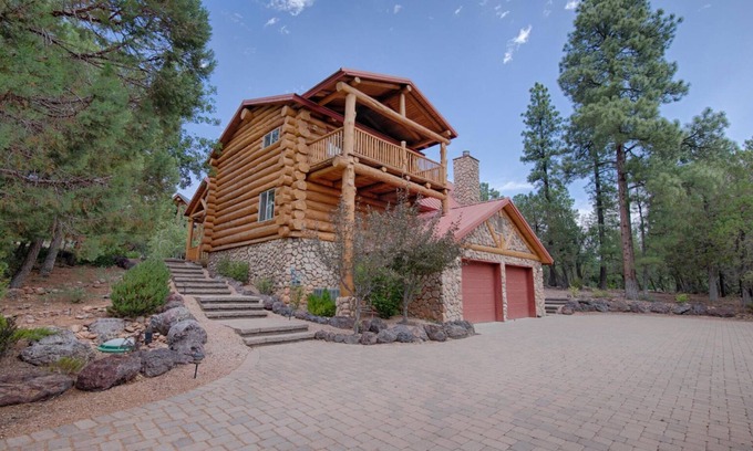 Torreon House | AWESOME LOGHOME: HOT TUB , free WIFI, CHECK IN/OUT 1pm, lovely back in TORREON