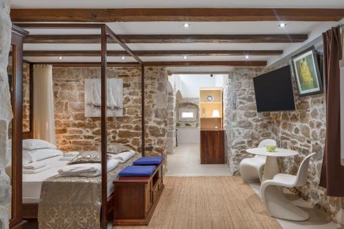 Split House | Awesome Stone House