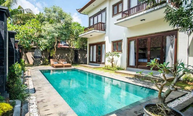 Lodtunduh Apartment | Azure House: the dive to bright holiday