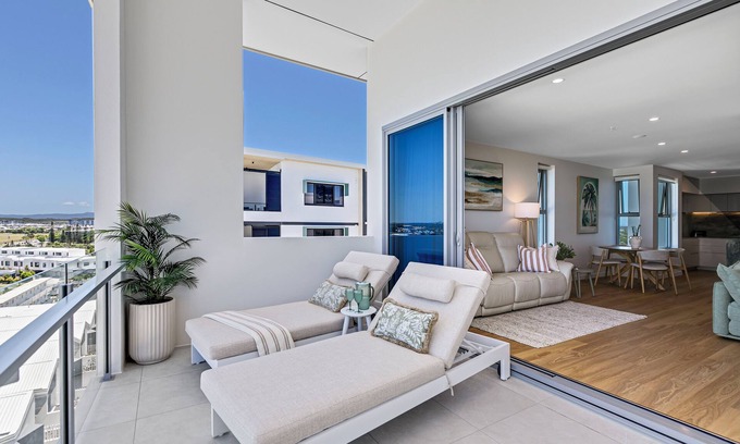 Bokarina Apartment | AZZURE BOKARINA PENTHOUSE- Brand New Ocean View- Resort-Style Pool- Steam Room