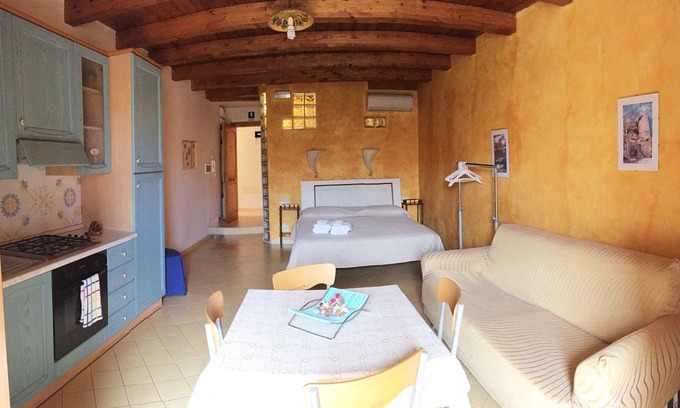 Scilla Bed & Breakfast | B&B Casa Vela - Studio Veliero with balcony overlooking the Borgo