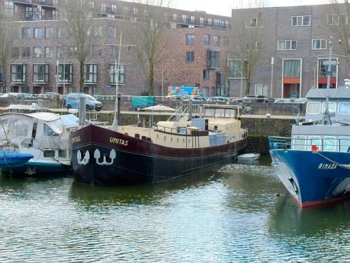 Kop van Zuid Boat Rental | B&B Unitas Rotterdam