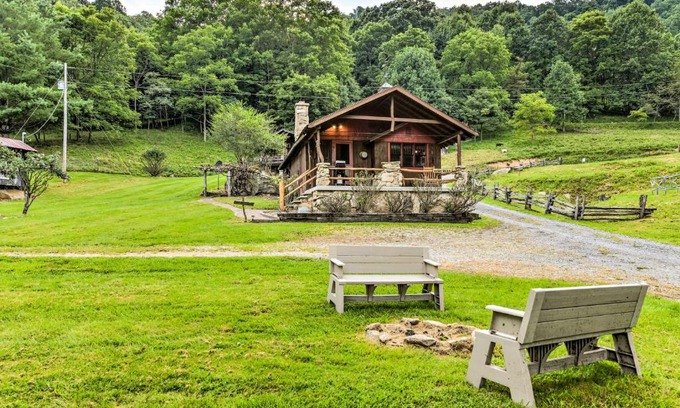 Clyde Apartment | Baby Bear Clyde Cabin on Mountain Farm!