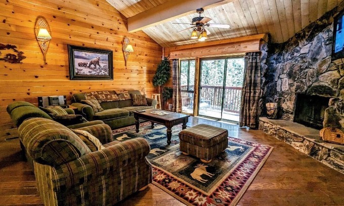 Big Bear Lake Condo | Baby Bear’s Delight – Charming Townhouse at the Base of Snow Summit!
