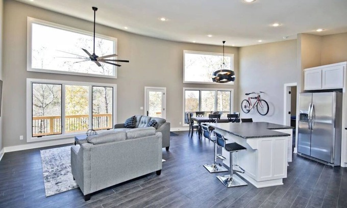 Bella Vista Cabin | Back 40 ENTRANCE in backyard! 15 minutes to entertainment.