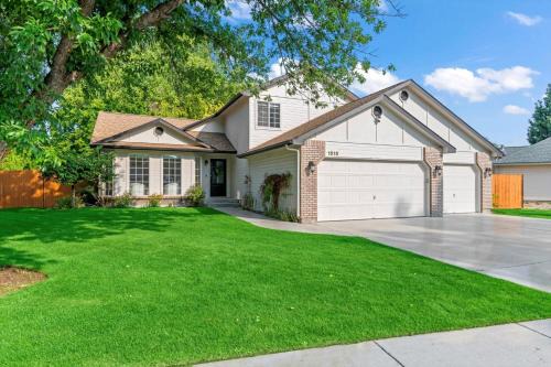 Meridian House | Backyard Bliss Bbq, Fire Pit, Patio, Sleeps 12