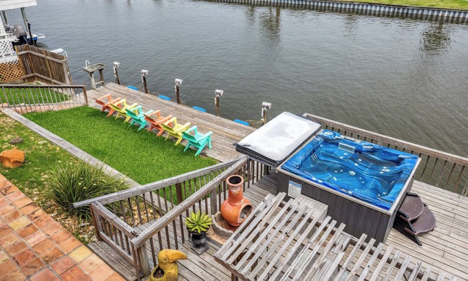 Flour Bluff House | Backyard fishing & birdwatching - 3,600sqft home near beach w/hot tub, gazebo