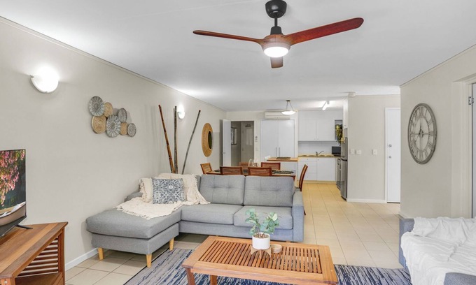 Rainbow Beach Apartment | Baden 62 - Rainbow Shores. Beach Escape, Air con, Pool, All beds made